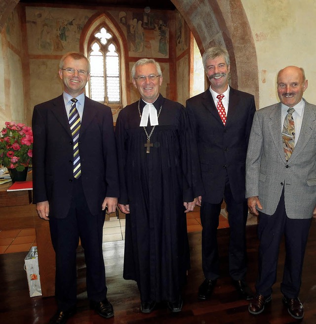 Der Landesbischof umgeben von den  Vor...ach und Kurt Kammller aus Riedlingen.  | Foto: Hartenstein