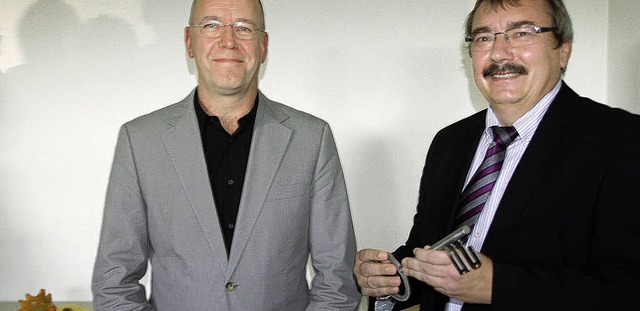 Heimleiter Peter Kiefer (rechts) nahm ...en symbolischen Schlssel entgegen.    | Foto: Langelott