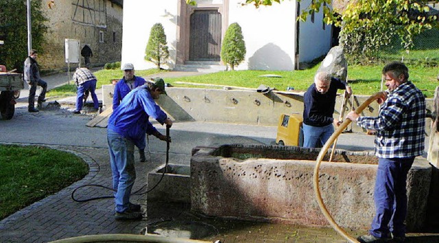 Das Reinigen der Brunnen und die Sanie...jekten des Aktionstages in Welmlingen.  | Foto: mck