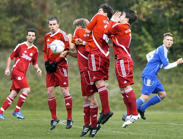 Hpfen  auf der Stelle: Die in Rot spi...en beim 1:3 in Radolfzell chancenlos.   | Foto: Scherer