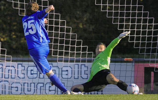 FCE-Torhter Dominic Oswald verhindert...gewechselten Patrick Supplie das 1:2 .  | Foto: Seeger