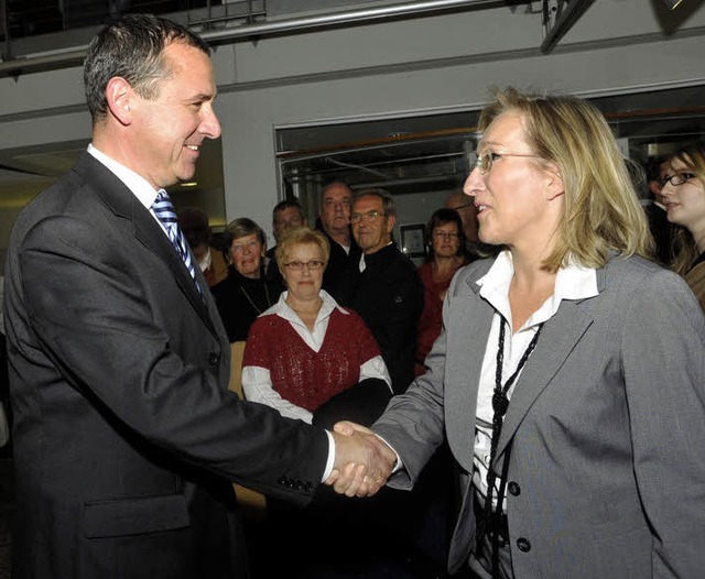 Amtsinhaber Ren Lohs gratuliert Astri...r auf jeden Fall Stimmensiegerin war.   | Foto: Volker Mnch