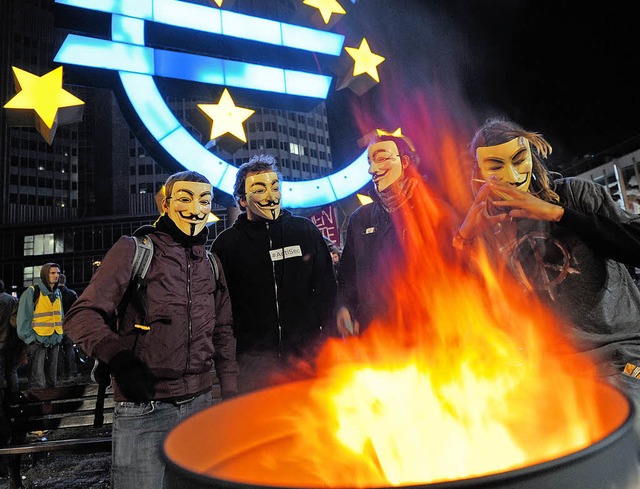 Lagerfeuer vor der EZB in Frankfurt &#...s  Anarchisten  Guy Fawkes (1570-1606)  | Foto: dpa/dapd/AFP