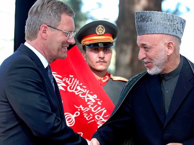 Auf Staatsbesuch in Afghanistan: Wulff und Karsai.  | Foto: dapd