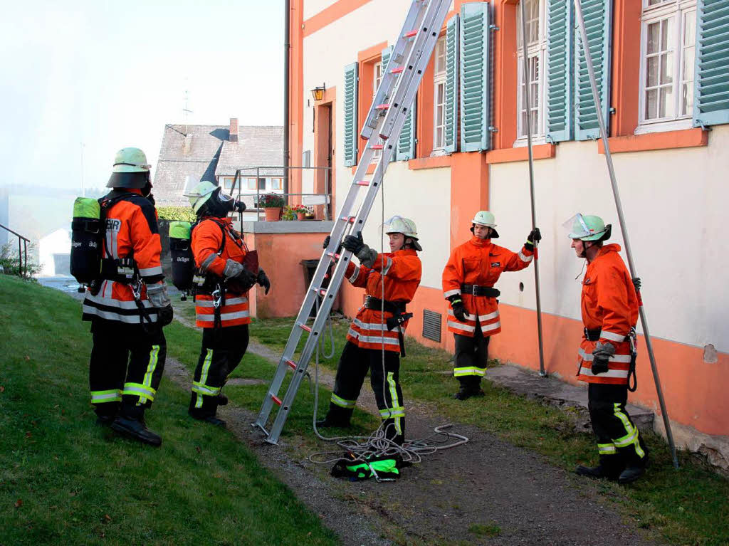 Mit dem katholischen  Pfarrhaus hatte sich die Feuerwehr Grafenhausen fr die Herbstabschlussprobe eines der markantesten Gebude der Gemeinde ausgesucht.