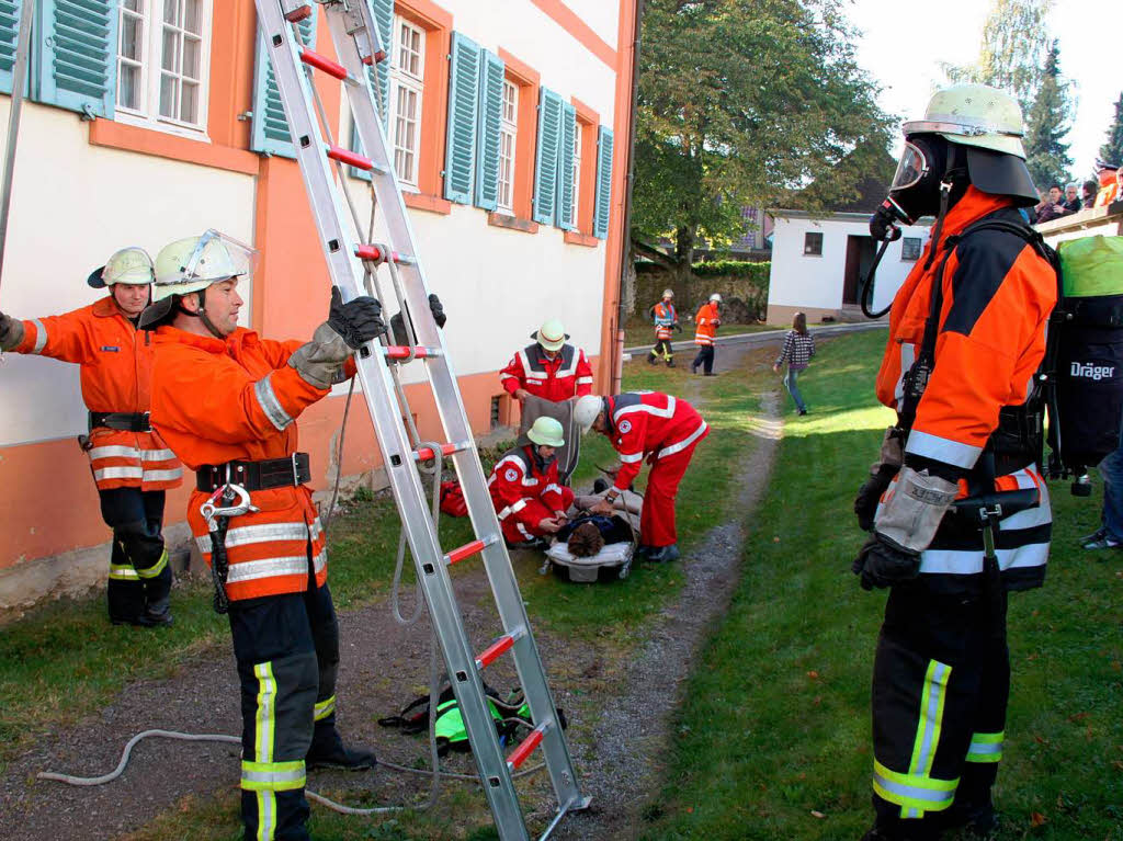 Mit dem katholischen  Pfarrhaus hatte sich die Feuerwehr Grafenhausen fr die Herbstabschlussprobe eines der markantesten Gebude der Gemeinde ausgesucht.