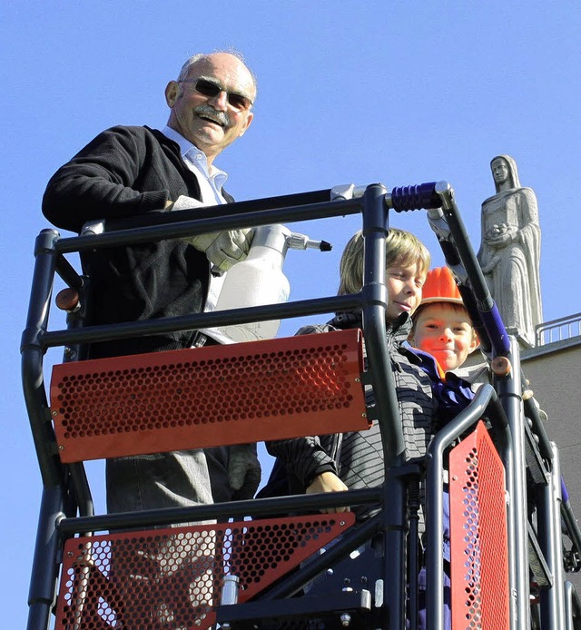 Hilmar Weber mit seinen beiden Enkeln ...hr auf dem Weg zur Elisabethenstatue.   | Foto: A. Mutz