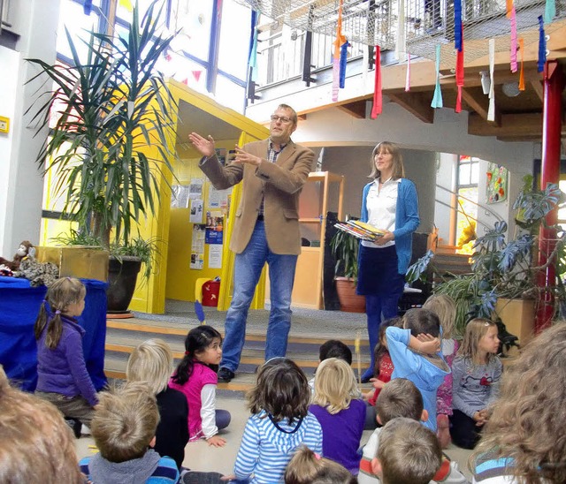 Brgermeister Harald Lotis berbringt ...nde an den Kindergarten Mhlenmatten.   | Foto: Christiane Franz