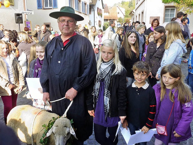 Hammel-Spender Karl-Heinz Schneider mi... Kinder ist das der grte Kilwi-Spa.  | Foto: Sebastian Strub