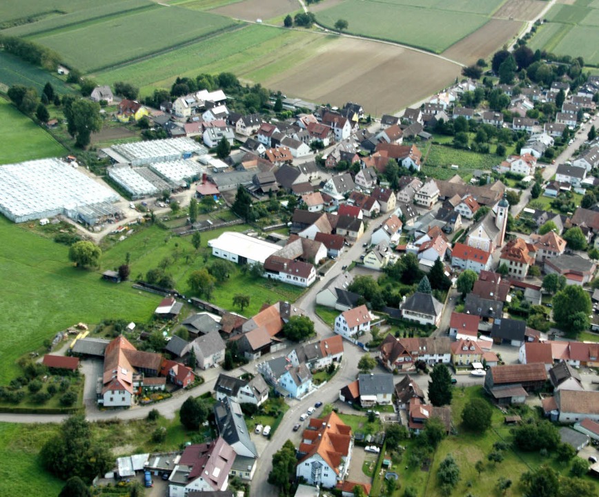 Blick auf Neuershausen: Viele Brger d...teils wnschen sich ein Neubaugebiet.   | Foto: Brigitte Sasse