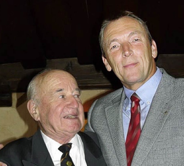 Horst Vllmecke (rechts) gratuliert Eberhard Becker.   | Foto: privat