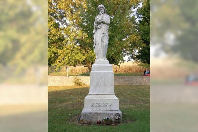 Neues Urnenfeld auf der Wiese um das Denkmal