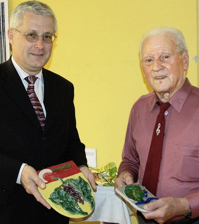 Gerhard Nussbaumer (rechts) bergab Ob...von ihm selbst gefertigte Stadtwappen.  | Foto: Steineck