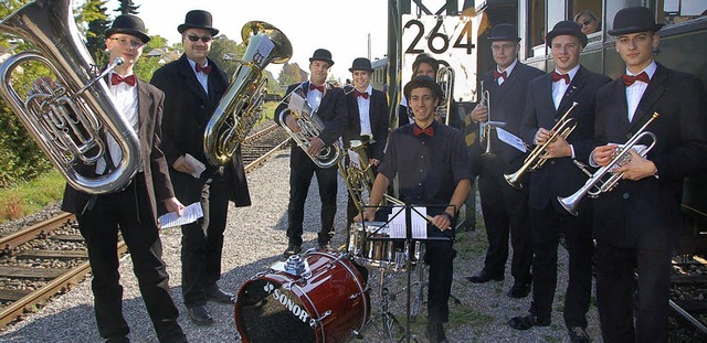 &#8222;Dampfmusik&#8220;: Wollbacher Musiker spielten stilecht auf.    | Foto: Steineck