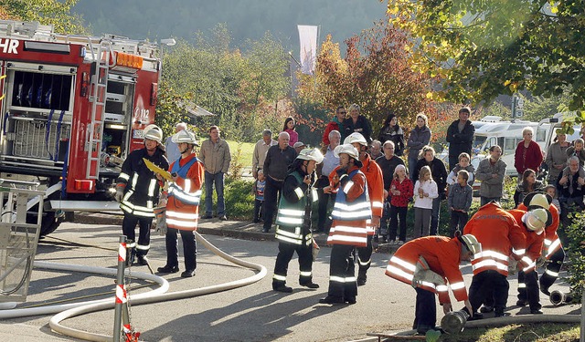 Zahlreich verfolgte auch die Bevlkerung die bung der Seelbacher Feuerwehren.   | Foto: heidi fssel