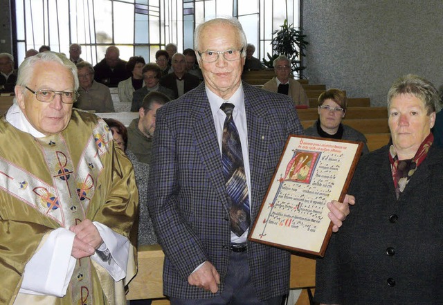 Wolfgang Andres (links)  und  Anita Ri...umm zum silbernen Dirigentenjubilum.   | Foto: reiner beschorner