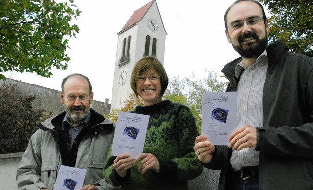 Stellen das neue Programm der kirchlic...Regine Klusmann und Matthias Wssner.   | Foto: Ralf Staub