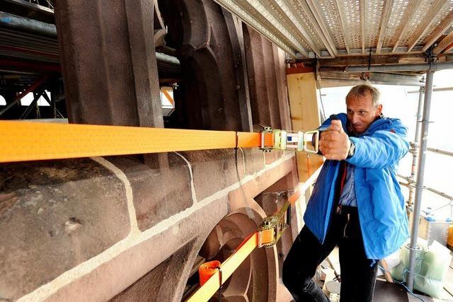 Furcht vor Orkan: Zurrbnder stabilisieren den Mnsterturm