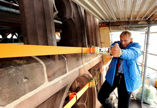 Zimmerermeister Fridolin Ortlieb spann...mt zehn Zurrbnder um den Mnsterturm.  | Foto: Ingo Schneider