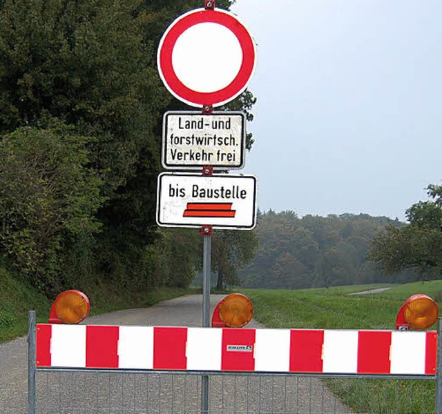 Nahe der Kapelle ist die Sperrung der Strae nach Nollingen eingerichtet.   | Foto: Petra Wunderle