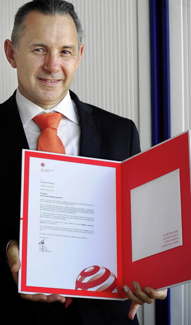 Der Simulationsfachmann Jan Korvink pr...reale &#8211;  Red-Dot-Award-Urkunde.   | Foto: Kunz
