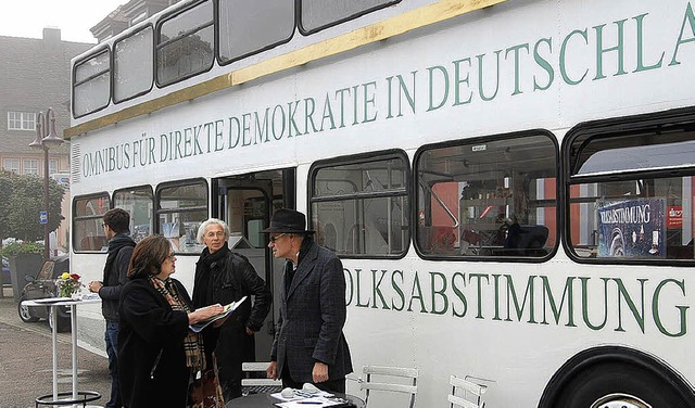 Der Omnibus fr mehr Demokratie und se...gen und  Volksbegehren zur Verfgung.   | Foto: hans-jochen Voigt