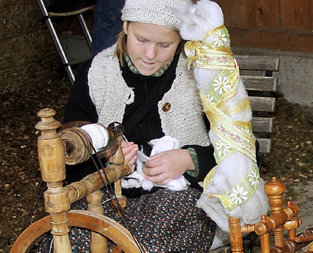 Altes Handwerk kommt immer wieder aufs Neue bei Marktbesuchern  an.  | Foto: Heiner Fabry