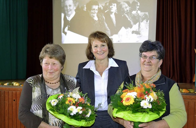 Mit Blumen bedankte sich Ortvorsteheri...da Gmpel (links) und Verena Brucker.   | Foto: Paul Berger