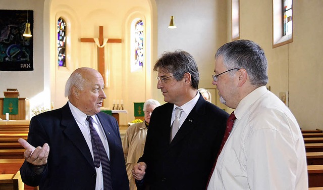 Pfarrer Hans-Joachim Demuth (links) un...r evangelischen Kirchengemeinde Zell.   | Foto: Paul Berger