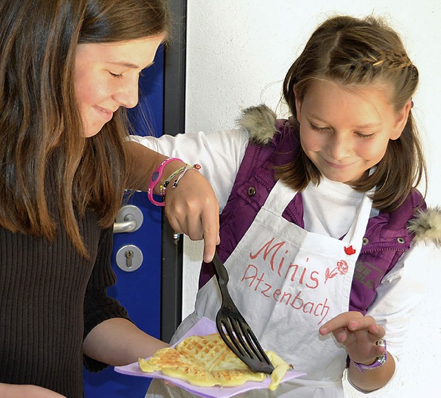 Die Atzenbacher Minis servierten t bei...an  Gottesdienstbesucher.               | Foto: Berger