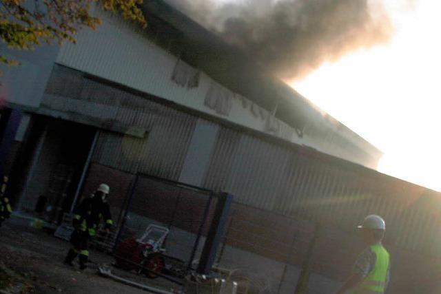 Feueralarm in Chemiebetrieb: Eine groe pechschwarze Rauchwolke