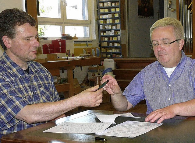 Orgelbaumeister Jens Steinhoff (links)...trag zum Bau der Orgel unterzeichnet.   | Foto: Brigitte Chymo