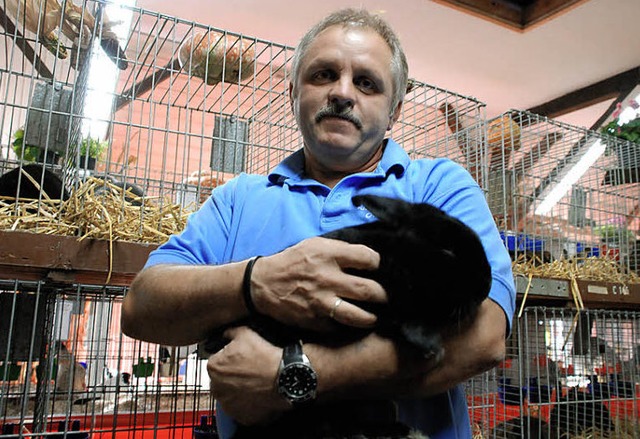 Wolfgang Heuberger mit einem schwarzen Kaninchen   | Foto: Gertrude Siefke