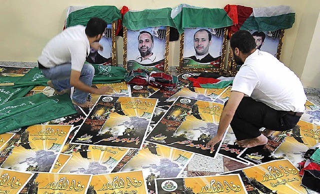 Hamas-Anhnger richten Plakate fr die Jubelfeiern.   | Foto: AFP