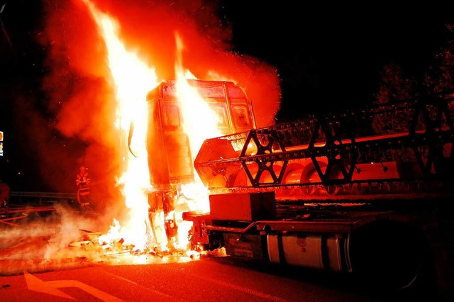 Voll in Flammen stand die Zugmaschine ...bolzheimer Feuerwehr vor Ort eintraf.   | Foto: Feuerwehr Herbolzheim