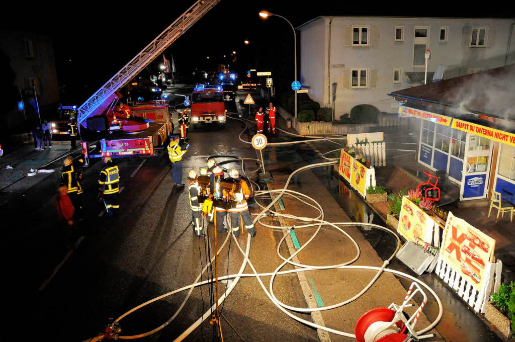 Feuer zerstrt den Imbiss Taverna  an der Ecke Freiburger/Elssser Strae sowie ein benachbartes leerstehendes Gebude. Ein Groaufgebot der Feuerwehr verhindert ein bergreifen auf weitere Huser.
