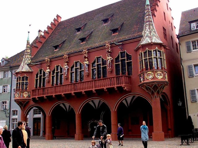 Das historische Kaufhaus auf dem Mnst...h Kaiser Maximilian auf sein Schwert.   | Foto: Michael Latz