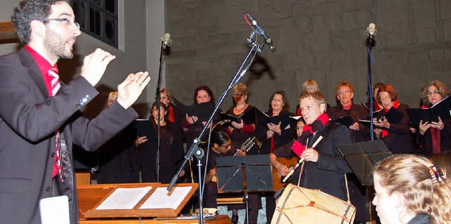 Chorleiter Bernhard Schmidt (links) ve...te sich vom Bruder-Klaus-Kirchenchor.   | Foto: Andrea Steinhart