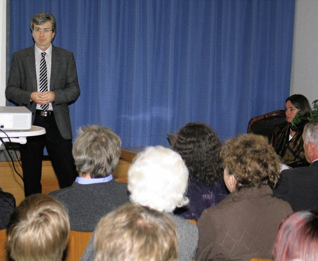 Evangelische Gemeindeversammlung in Ri..., rechts Pfarrerin Judith Winkelmann.   | Foto: Helmut Hassler