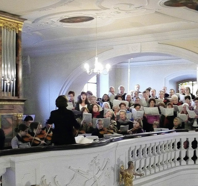 Chor und Orchester musizierten von der Empore aus.   | Foto: Privat