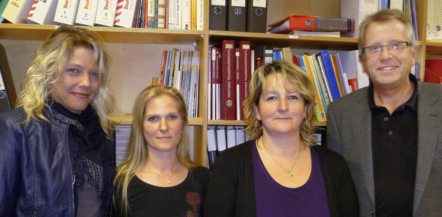 Schulleiter Gnter Ugi mit der  Eltern...und  Uschi Jansen-Babic (von rechts).   | Foto: Schule