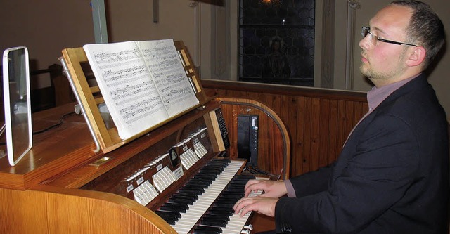 Eduard Wagner beim Konzert am Sonntag in der Kirche St. Nikolaus in Waldau.   | Foto: Gaby Beha