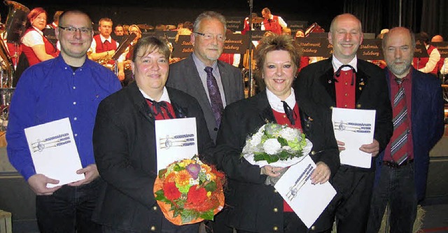 Von links: Sebastian  Andris   und Mar...s  gratulierte   Norbert  Kreienkamp.   | Foto: Ingeborg Grziwa
