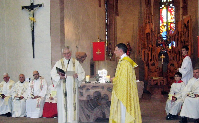 berreichung der Ernennungsurkunde ( Investitur von Pfarrer Jens Fehrenbacher ).  | Foto: Gnter Bank