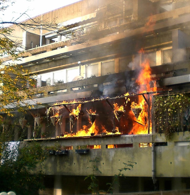 Die Wohnung im ersten Stock brannte vllig aus.  | Foto: feuerwehr