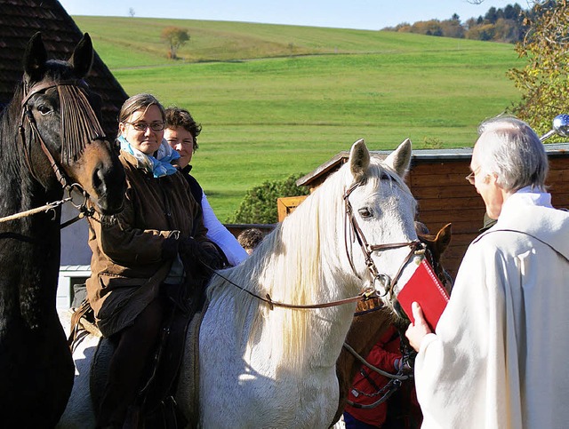 Pfarrer Hans Moser segnete die Pferde....ststoff-Vierbeinern auf dem Karussell.  | Foto: Werner Probst