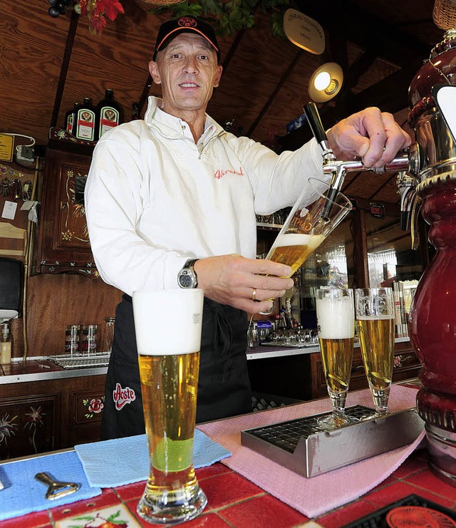 Auch das gehrt zur Arbeit von Richard Baniewicz: Bier zapfen.  | Foto: Ingo Schneider