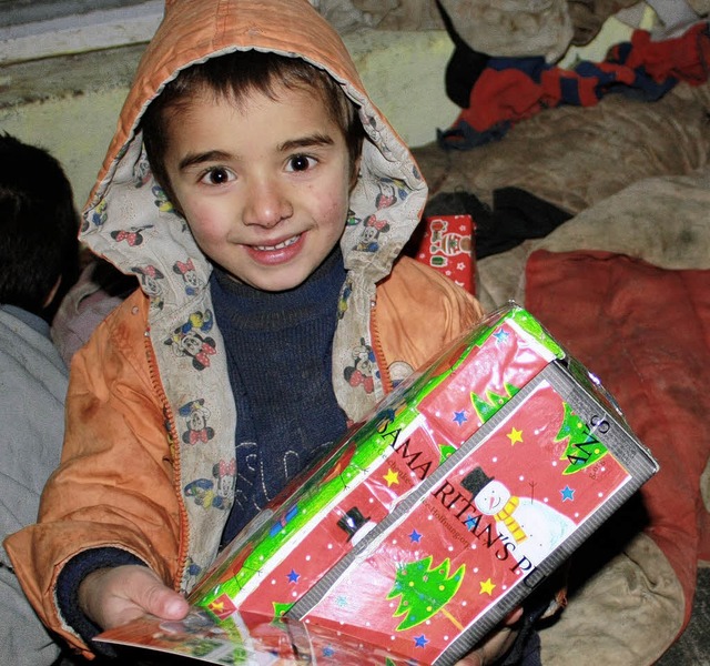 Echte Kinderfreude ber ein Paket aus ...on &#8222;Weihnachten im Schuhkarton.   | Foto: Privat