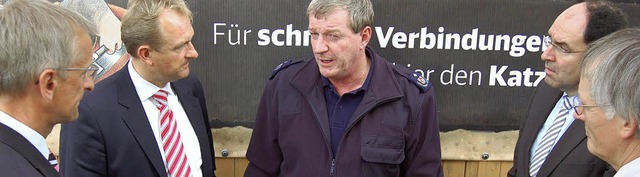 Armin Schuster, DB-Projektleiter Matth... im Gesprch vor der Tunnelbaustelle.   | Foto: SENF