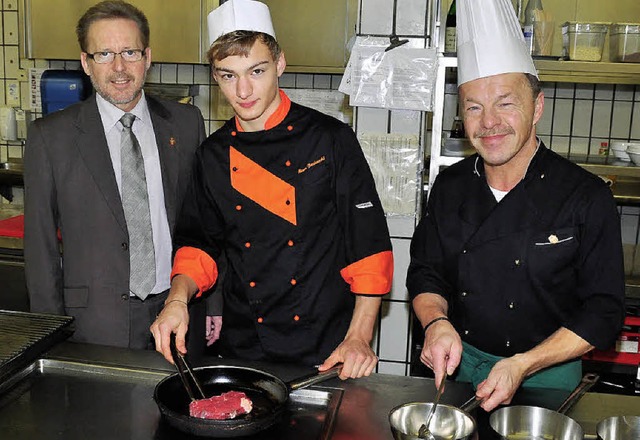 Personalchef Gnter Wasmer (links) und...chts) sind stolz auf Marco Bauknecht.   | Foto: Stefan Pichler